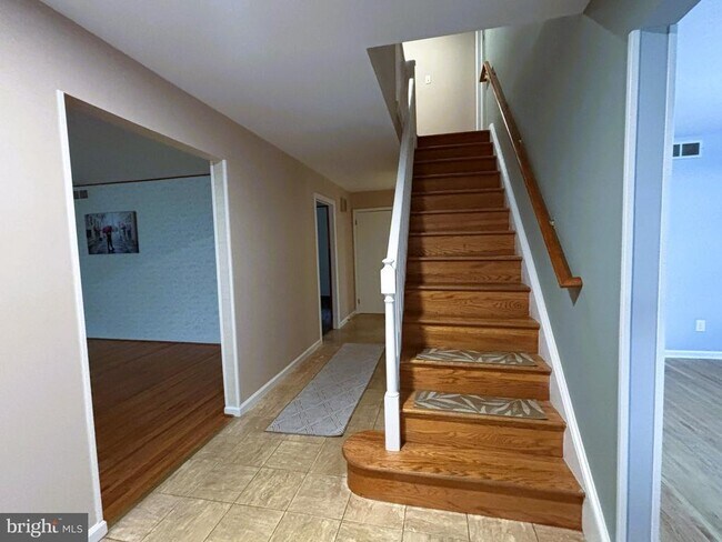 Building Photo - 415 Monmouth Dr