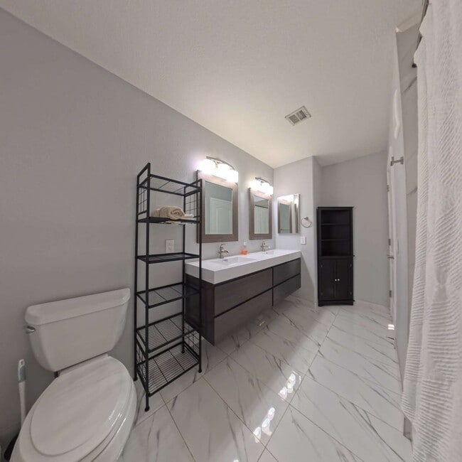 Building Photo - Highly Remodeled | 2nd Floor | Vaulted Ceilings