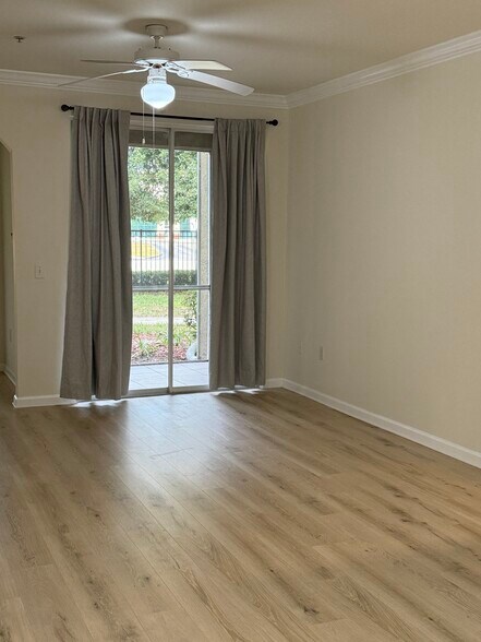 Patio - Hall2 - 10075 Gate Pky N