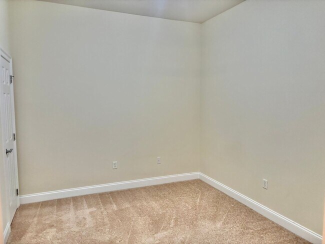 Building Photo - 3 bedroom/ 2 bathroom- Bennington on the Park