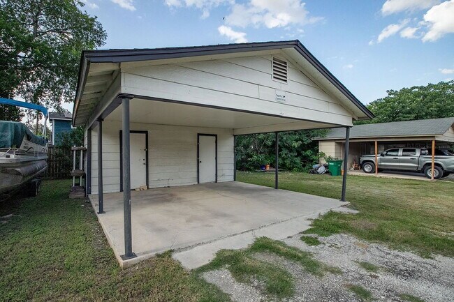 Building Photo - Cozy 1 Bed, 1 Bath Duplex A Block From Woo...