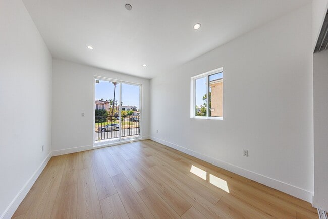 Building Photo - 1259 S Longwood Ave