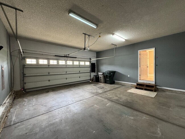 Building Photo - Ready to show!