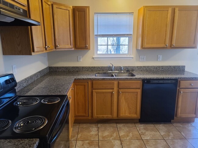 Building Photo - 3 Bedroom 2 1/2 bath ** End Unit** Townhome for Rent in Waynesboro