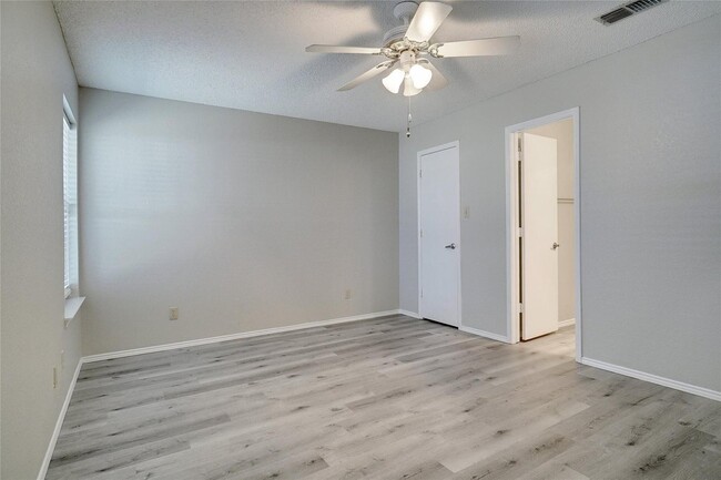 Building Photo - 215 Colt Ln