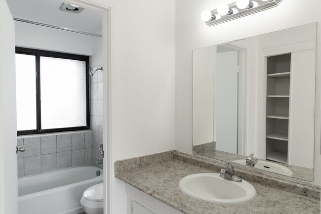 Building Photo - 3 bedroom, 1.5 bathroom townhome