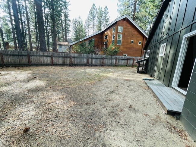 Building Photo - 3 bed 2 bath with private fenced yard