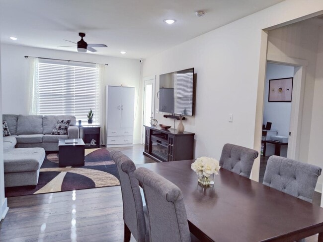 Building Photo - 4 Bedroom Townhome for Rent Apex