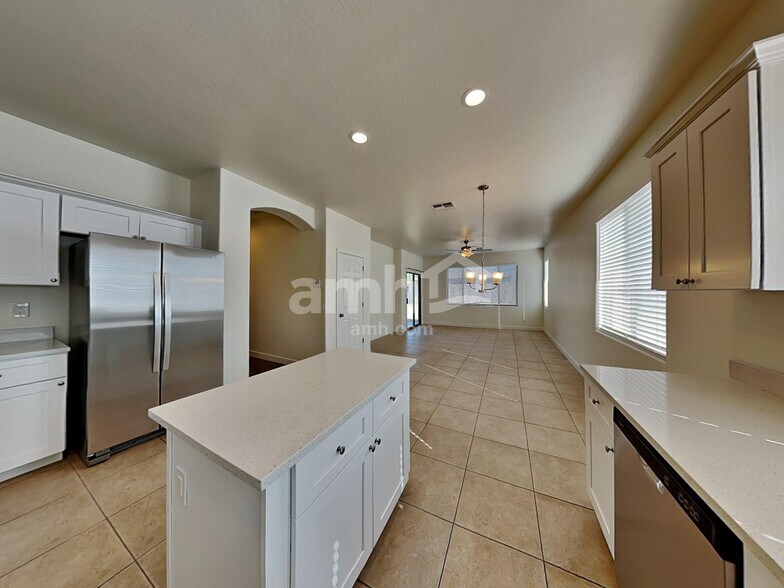 Building Photo - 8854 W Northview Ave