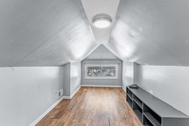 Building Photo - 7008 S Oakley Ave