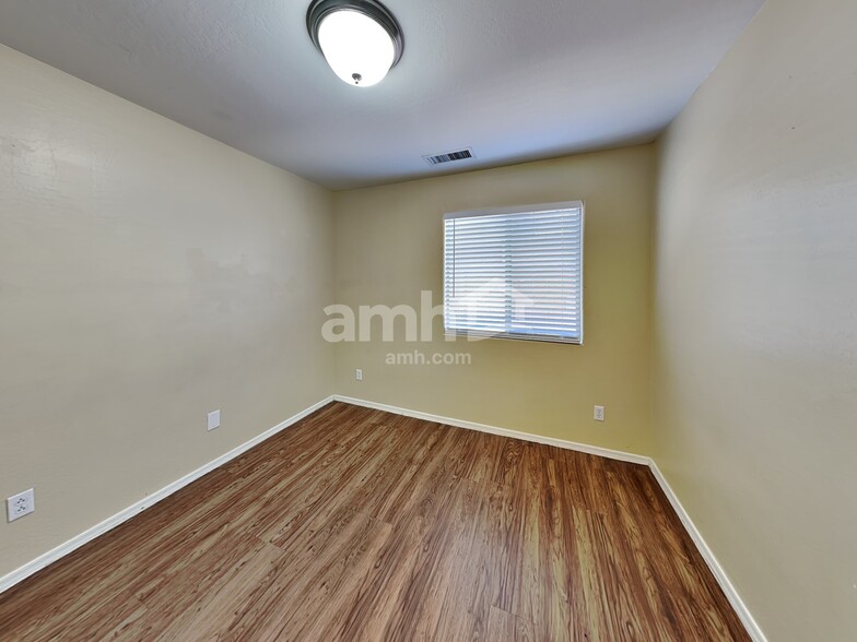 Building Photo - 10772 W Mountain View Dr