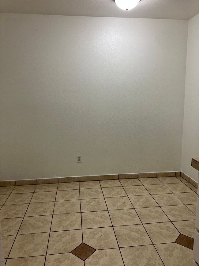 Building Photo - 2429 NE Saratoga St