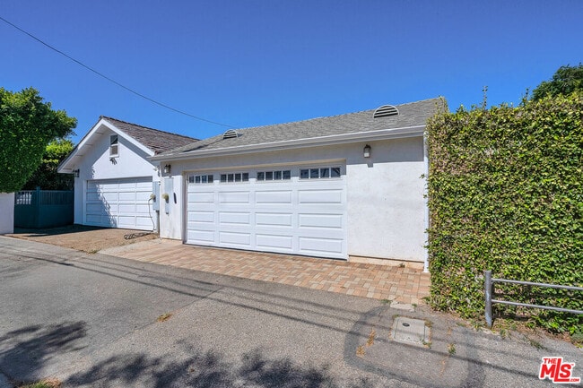 Building Photo - 854 25th St