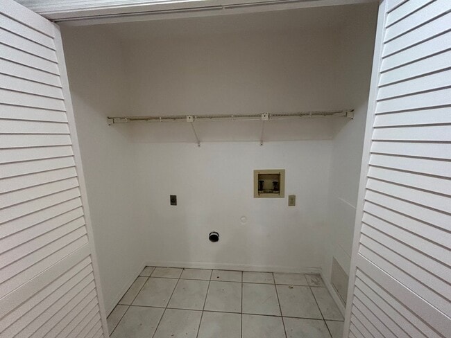 Building Photo - 1/2 Duplex For Rent !