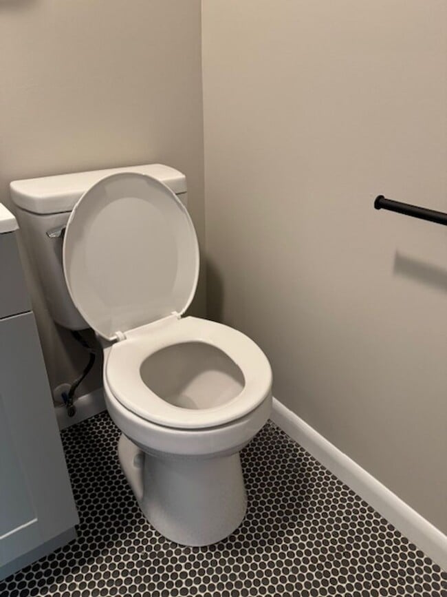 Building Photo - Newly Renovated Unit!