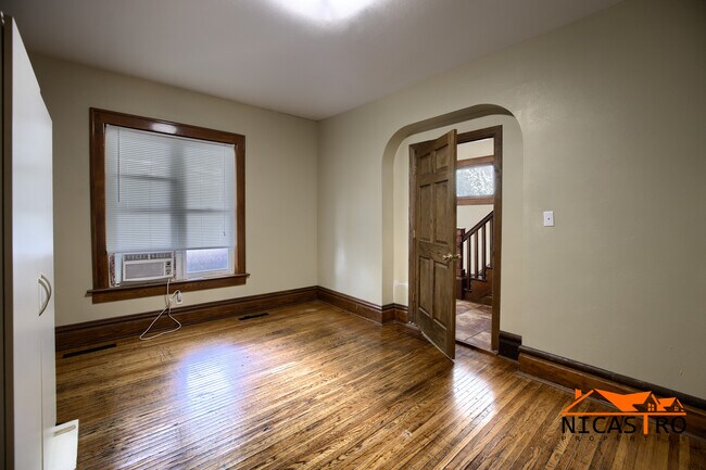 Building Photo - 2254 Indianola Ave