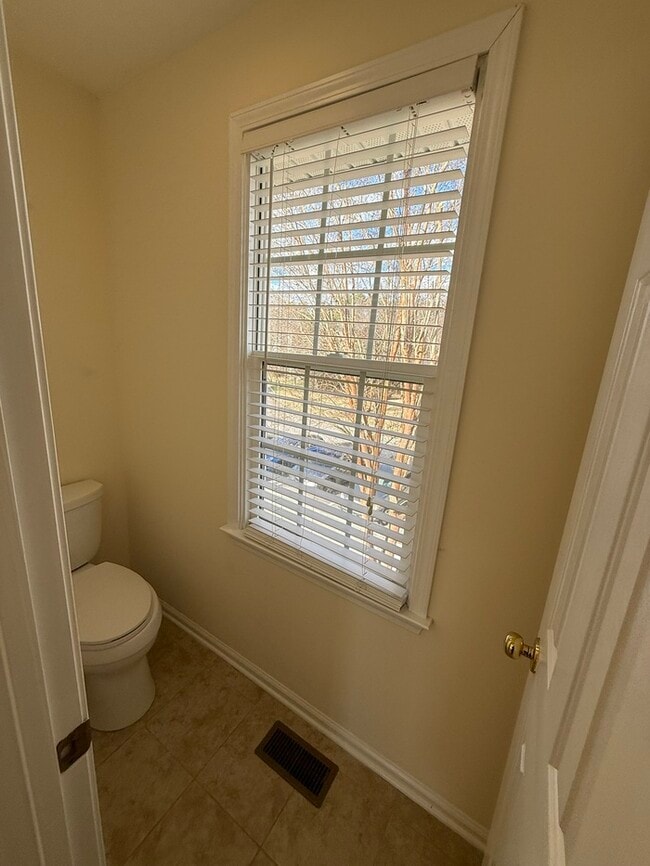 Building Photo - Beautiful 3 Bedroom 2.5 Bath End Unit Town Home with Lake View!