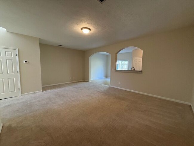 Building Photo - Brentwood - SPACIOUS 3 Bedroom Townhome in...