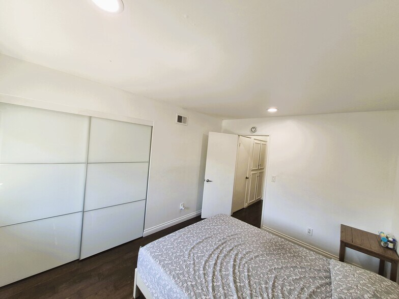 Building Photo - 5313 Sevilla Ct