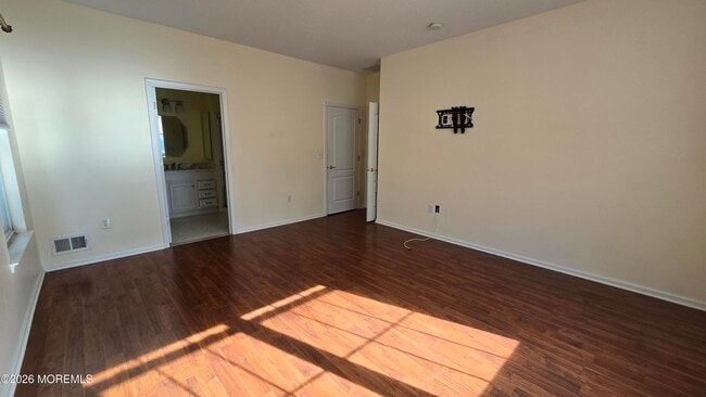 Building Photo - 16 Golden Willows Ave