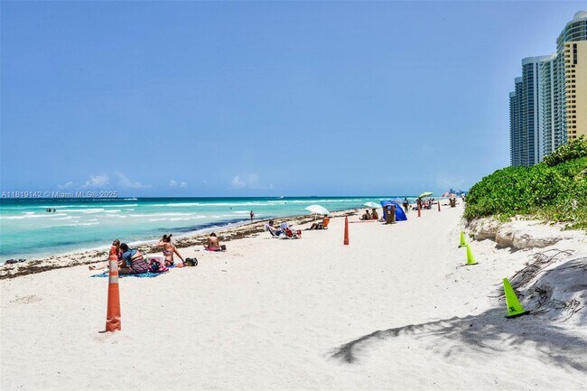 Building Photo - 16699 Collins Ave