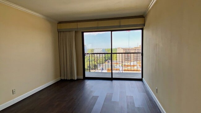 Building Photo - Gorgeous 14th Floor 2 Bd, 2 Bath Condo Available Now!