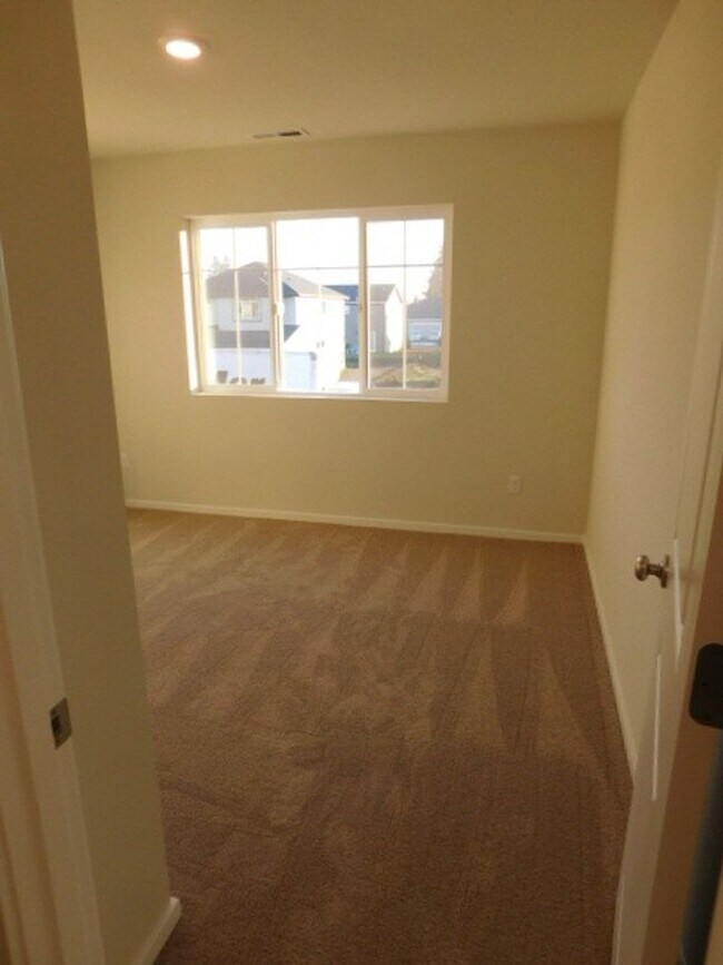 Building Photo - 4Bd/2.5 Ba Two Story Home - Available to View!