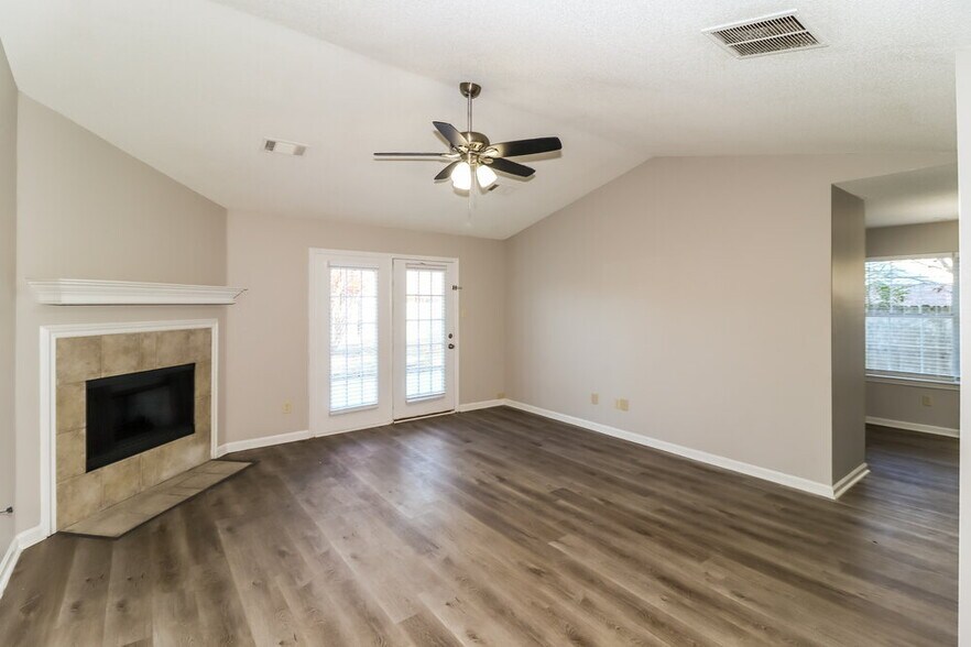 Building Photo - 180 Pine Ridge Ln