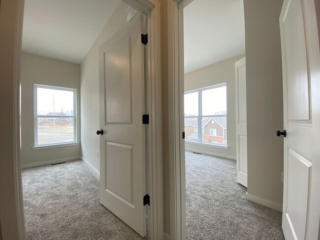 Building Photo - $2,275 | 3 Bedroom, 2.5 Bathroom Town Home | Pet Friendly | Sublease* | Available for August 1st,...