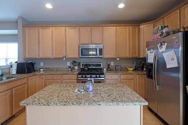 Building Photo - Beautiful 4-Bed, 3.5-Bath End Unit Townhom...