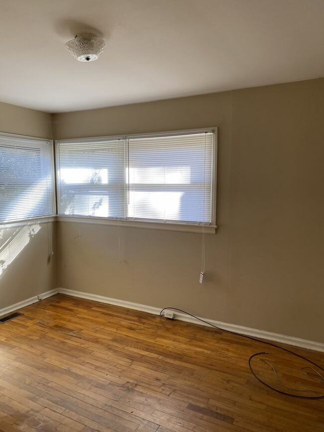 Building Photo - Three bedroom 1.5 bath home