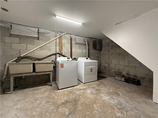 Building Photo - 1656 Jefferson Rd