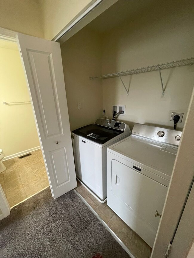 Building Photo - Gorgeous 3 BD/ 2.5 BA Townhouse Available in Wexford!
