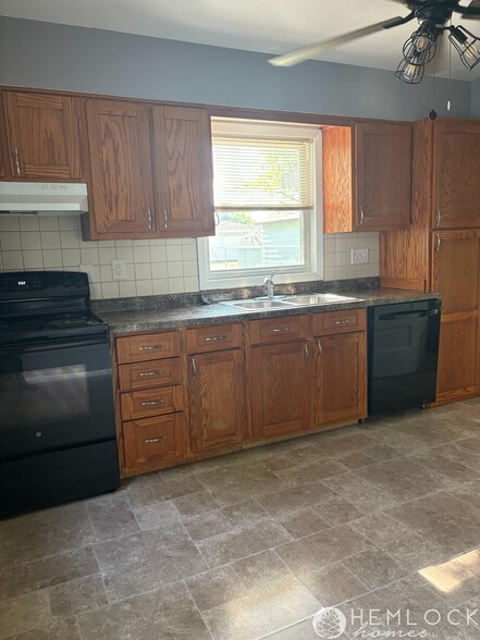 Kitchen with Dishwasher - 916 Blaine St