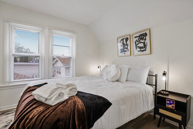 Building Photo - 366 N Hemlock Ave