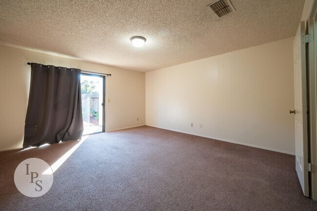 Building Photo - Colett:7579