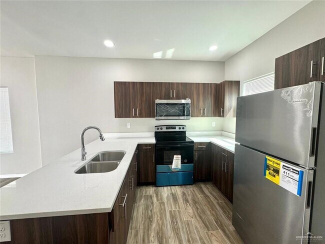 Building Photo - 14 E Walnut Ave