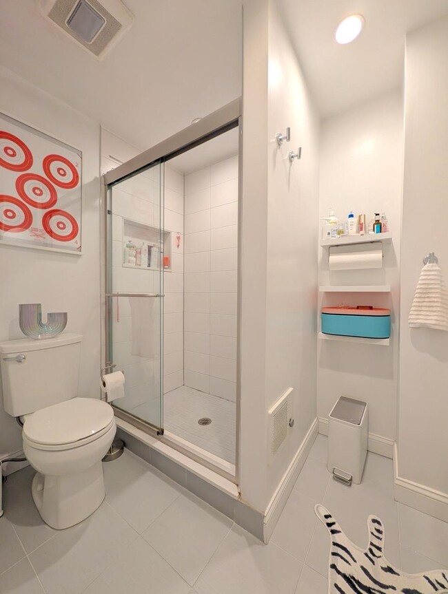 Building Photo - 332 York St