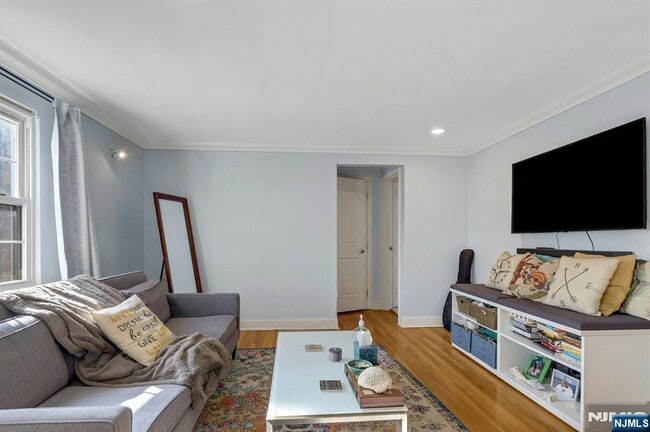 Building Photo - 190 Knickerbocker Rd