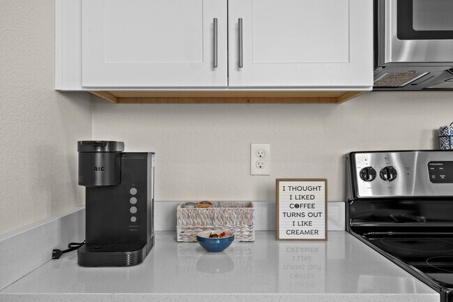 Building Photo - NEWLY RENOVATED 2 BEDROOM HOME.