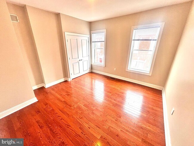 Building Photo - 2124 S Mole St