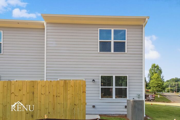 Building Photo - 3085 Calcutta St