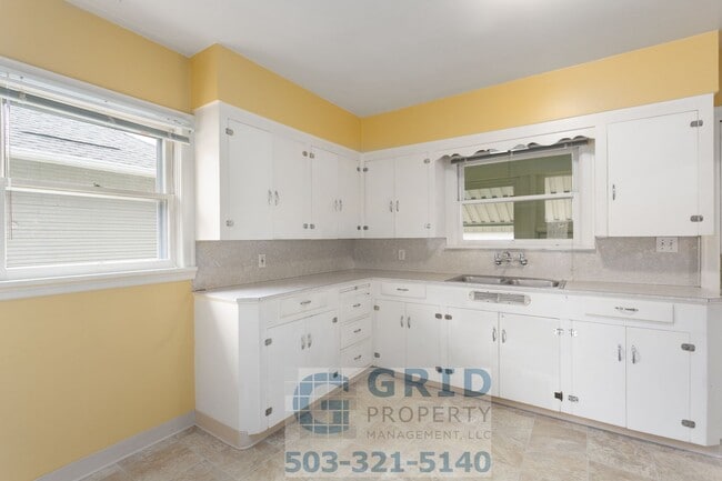 Building Photo - Charming 2 Bedroom Available in Popular N Kenton Neighborhood!