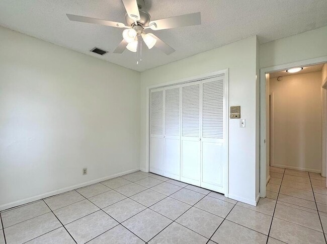 Building Photo - 1292 Essex Dr