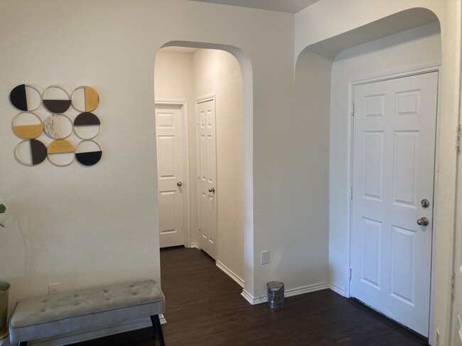 Building Photo - Charming 4 beds 2.5 baths in Pflugerville