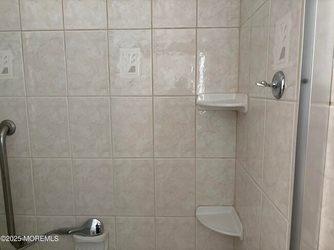 Building Photo - 45 Yellowstone Dr