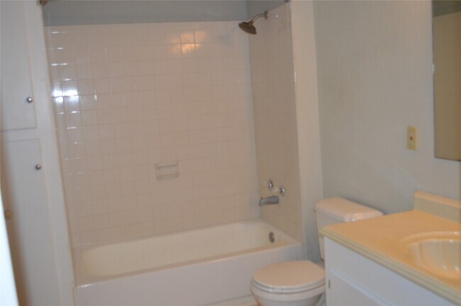 Building Photo - 532 Hollyhock st