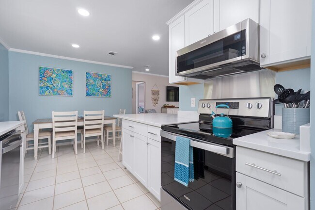 Building Photo - 1344 Bayshore Terrace