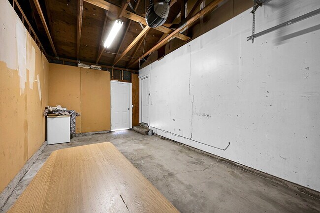 Building Photo - $1,900.00, 3-bed, 2-bath located in Colora...