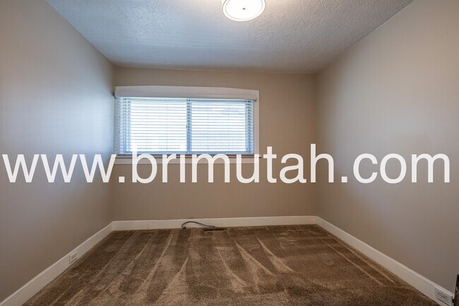 Building Photo - 628 Browning Ave S